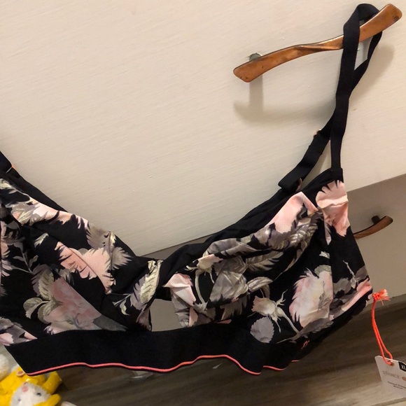 Twisted triangle bralette - Picture 1 of 4